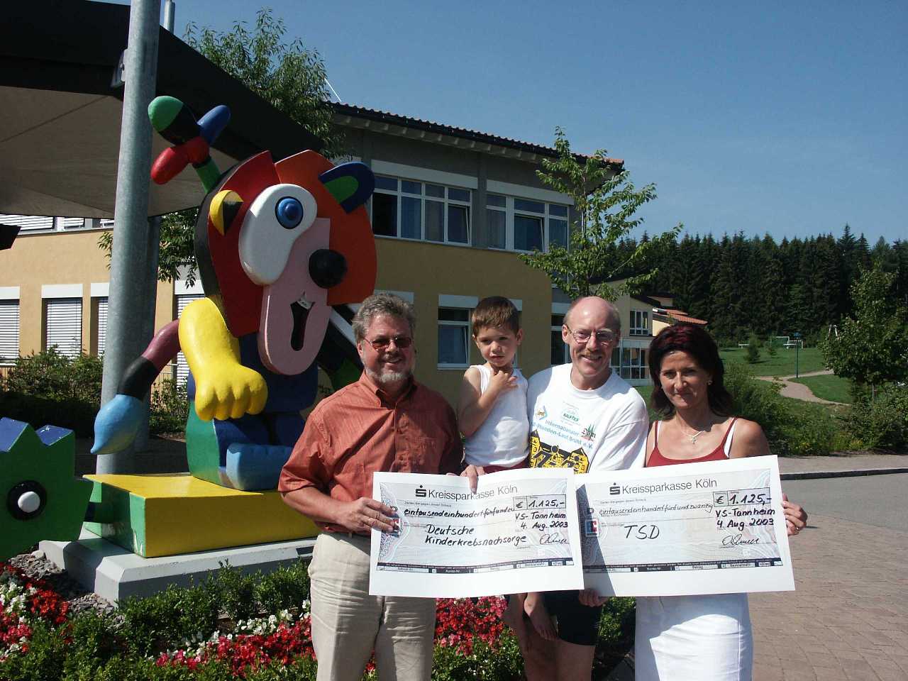 Spenden�bergabe vor der Klinik in Tannheim