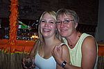 Meine Schwester Johanna mit Tochter Caro am&uuml;sieren sich an der Cocktailbar